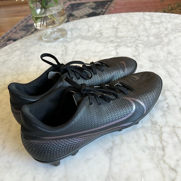Size 7 women’s soccer cleats - Picture 1 of 4
